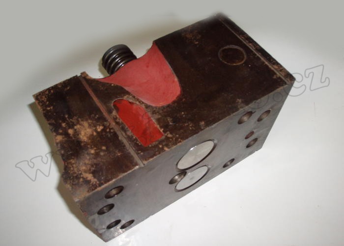 Hlava válce s vodítky a ventily - Zetor Super 50