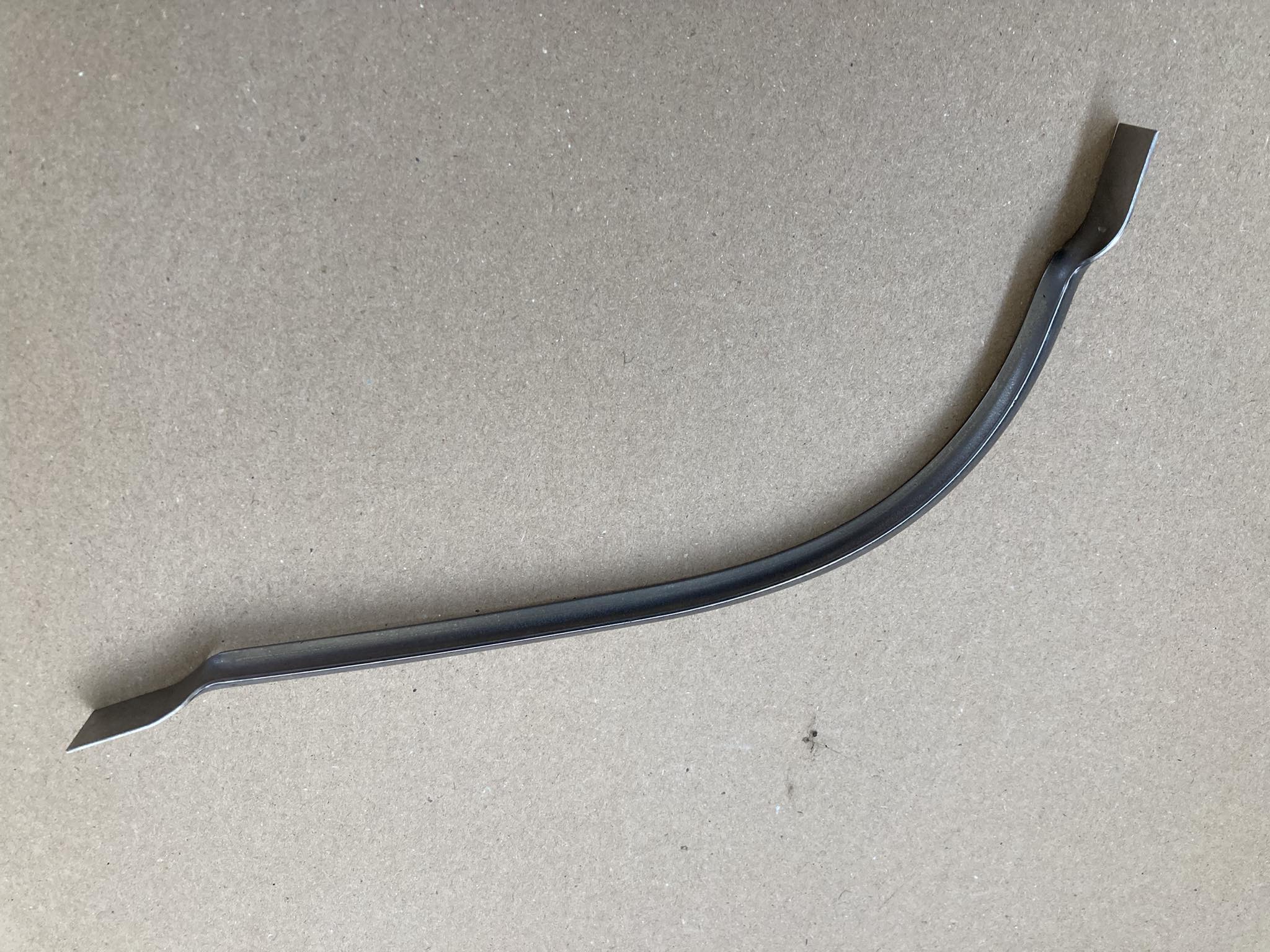 Žebro přední masky - Zetor Super 50