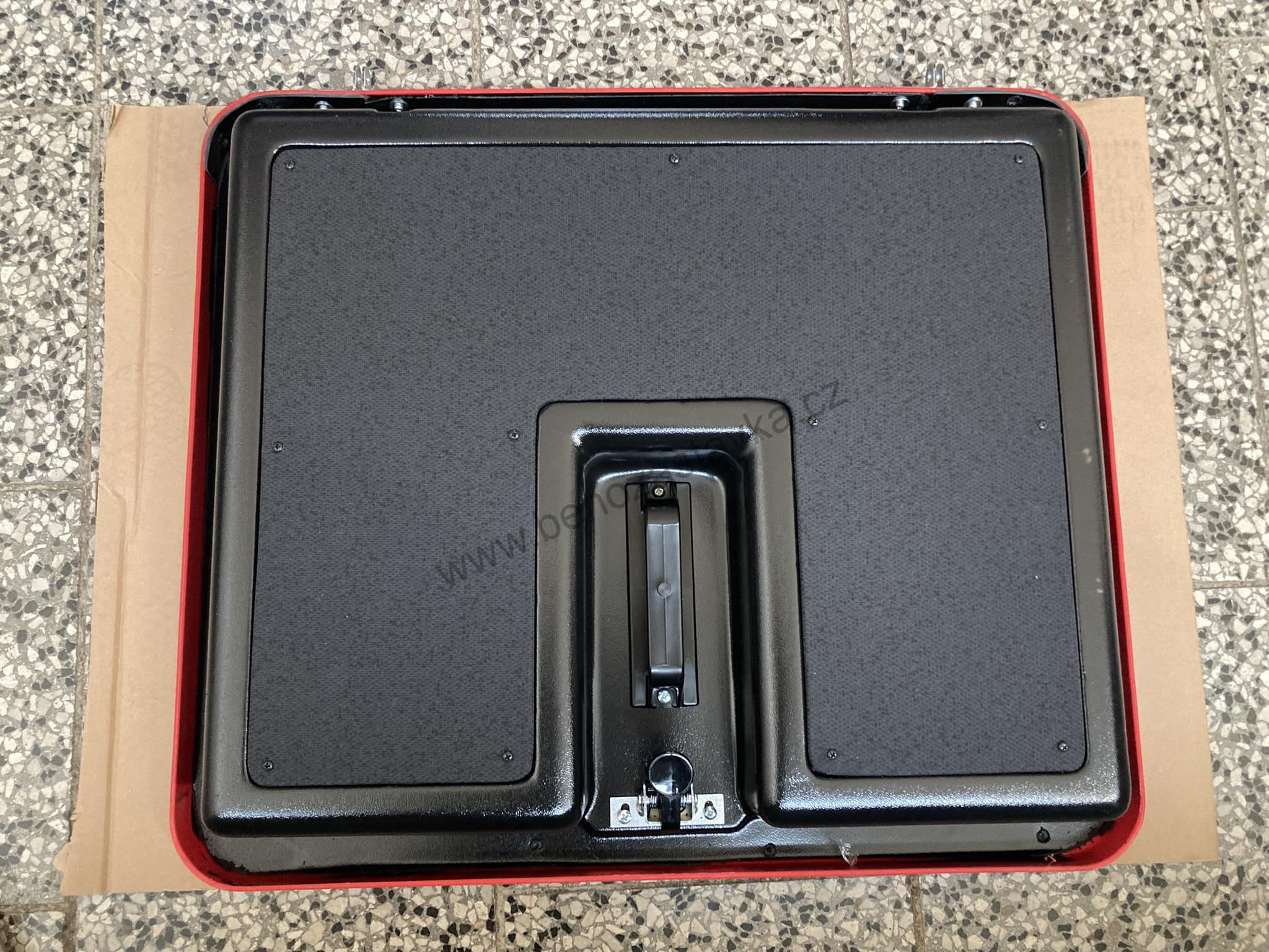 Poklop střechy úplný červený 68x58 - Zetor URI