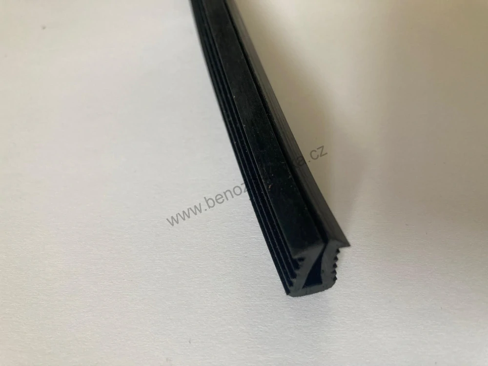 Těsnící profil pro spoj čelního a šikmého skla - Zetor 25 A/K