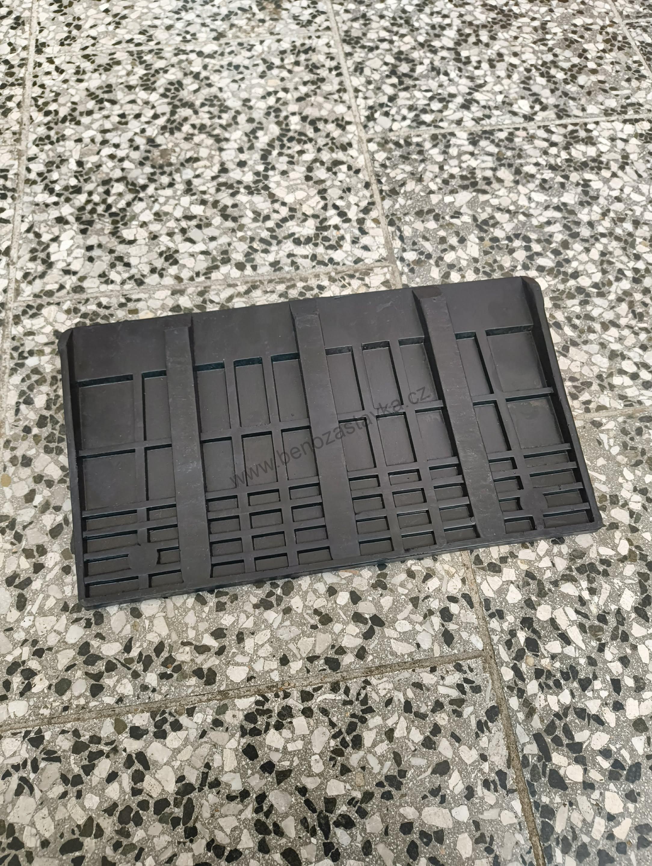 Gumová zástěrka pro zadní blatník - Zetor