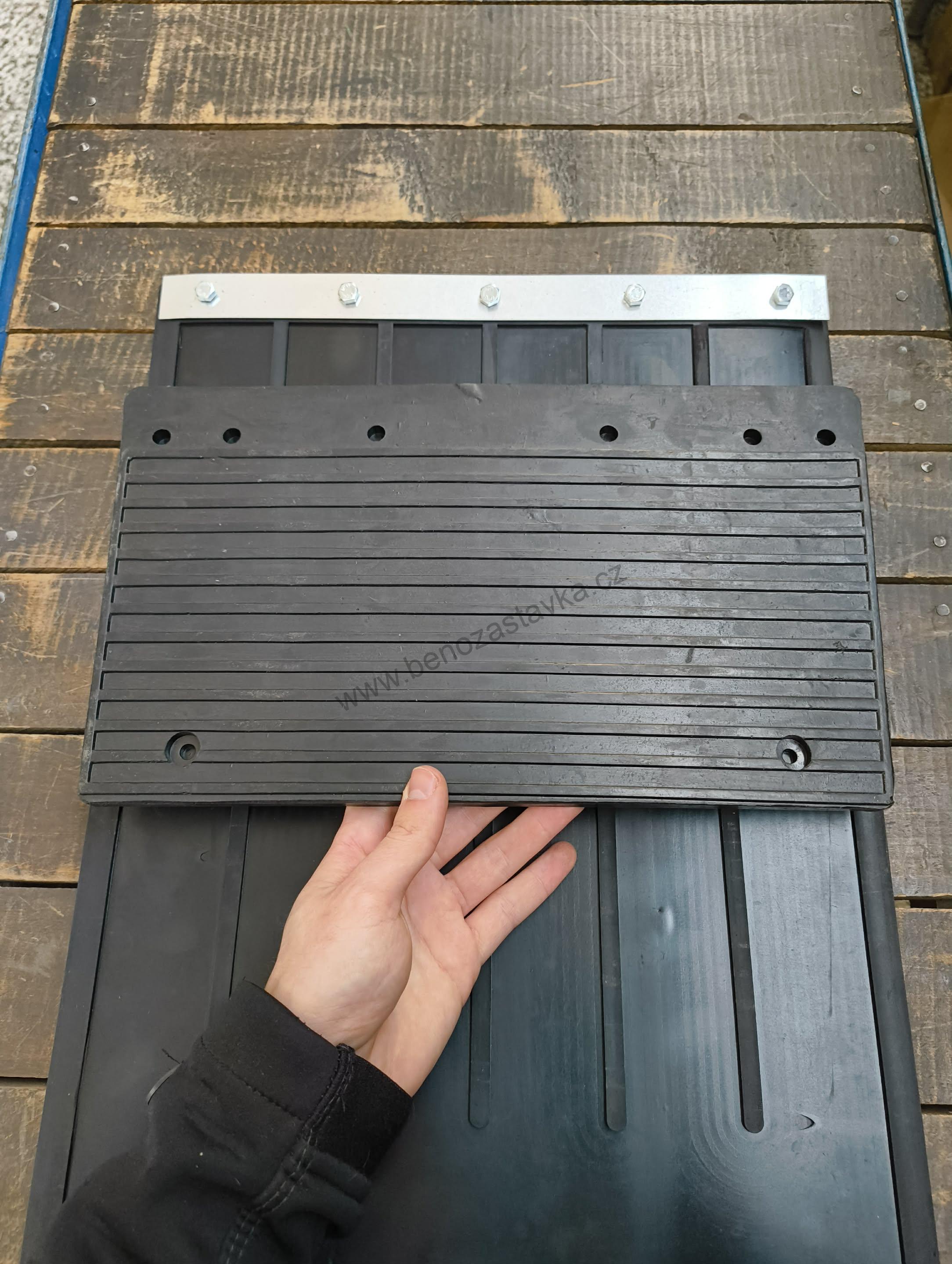 Gumová zástěrka pro zadní blatník - Zetor