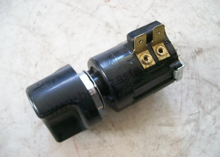 Spínač přední hnací nápravy - Zetor URIII