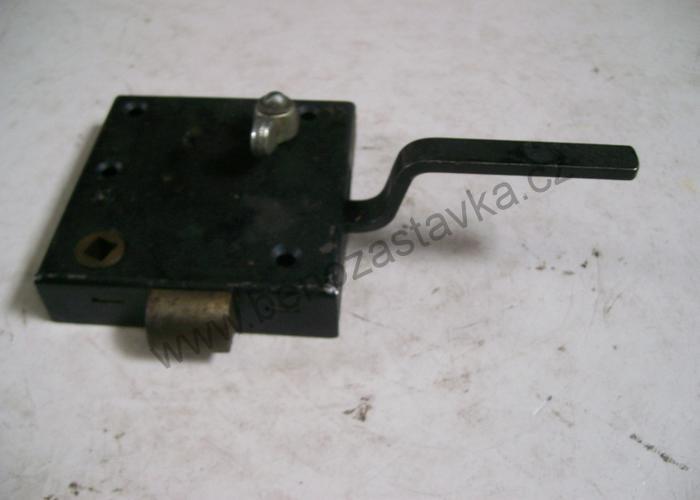 Zámek pravý - Zetor URI, URII