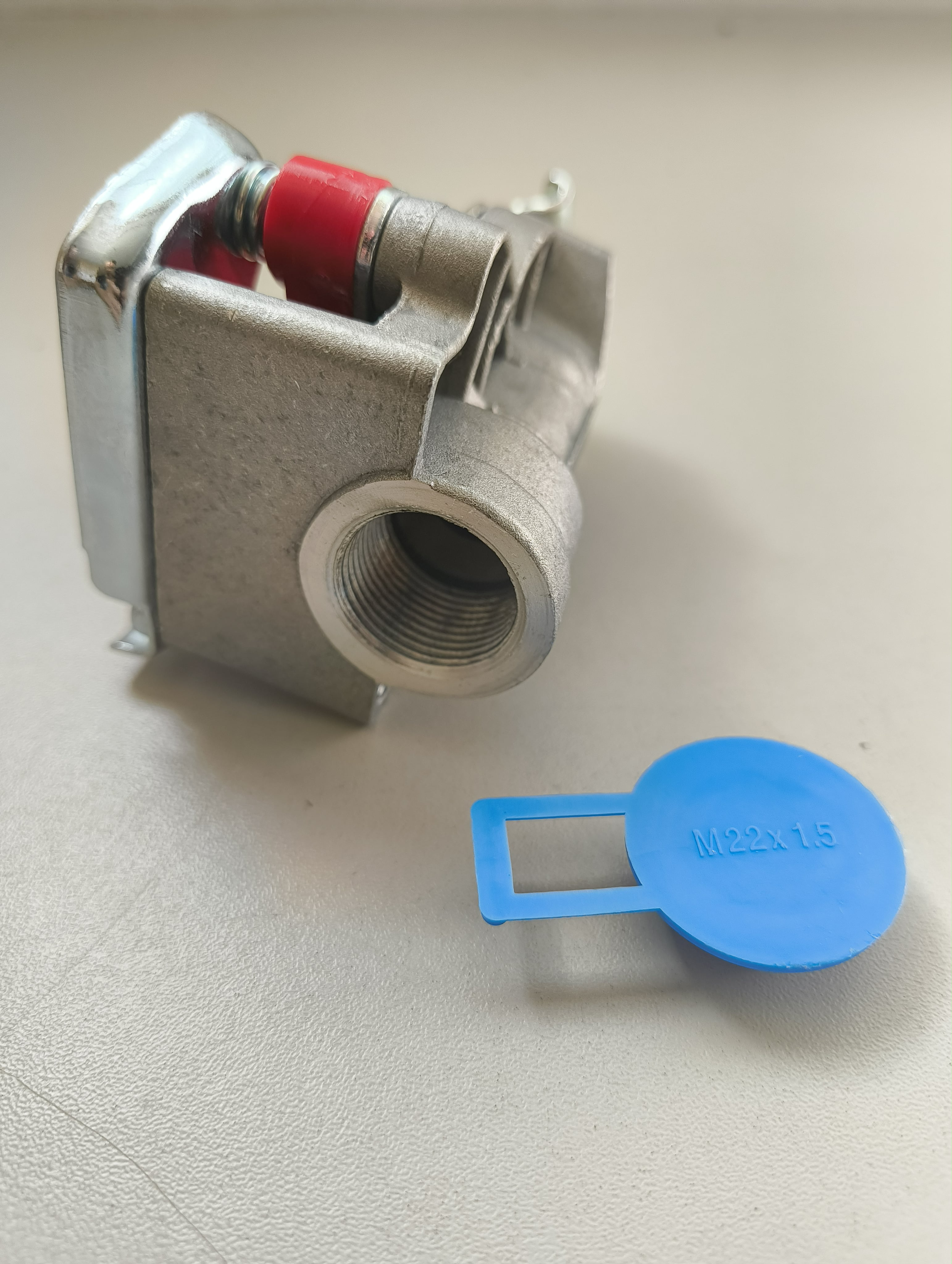 Hlava spojky - tahač, návěs / M22x1,5 červená, zásobování vedení