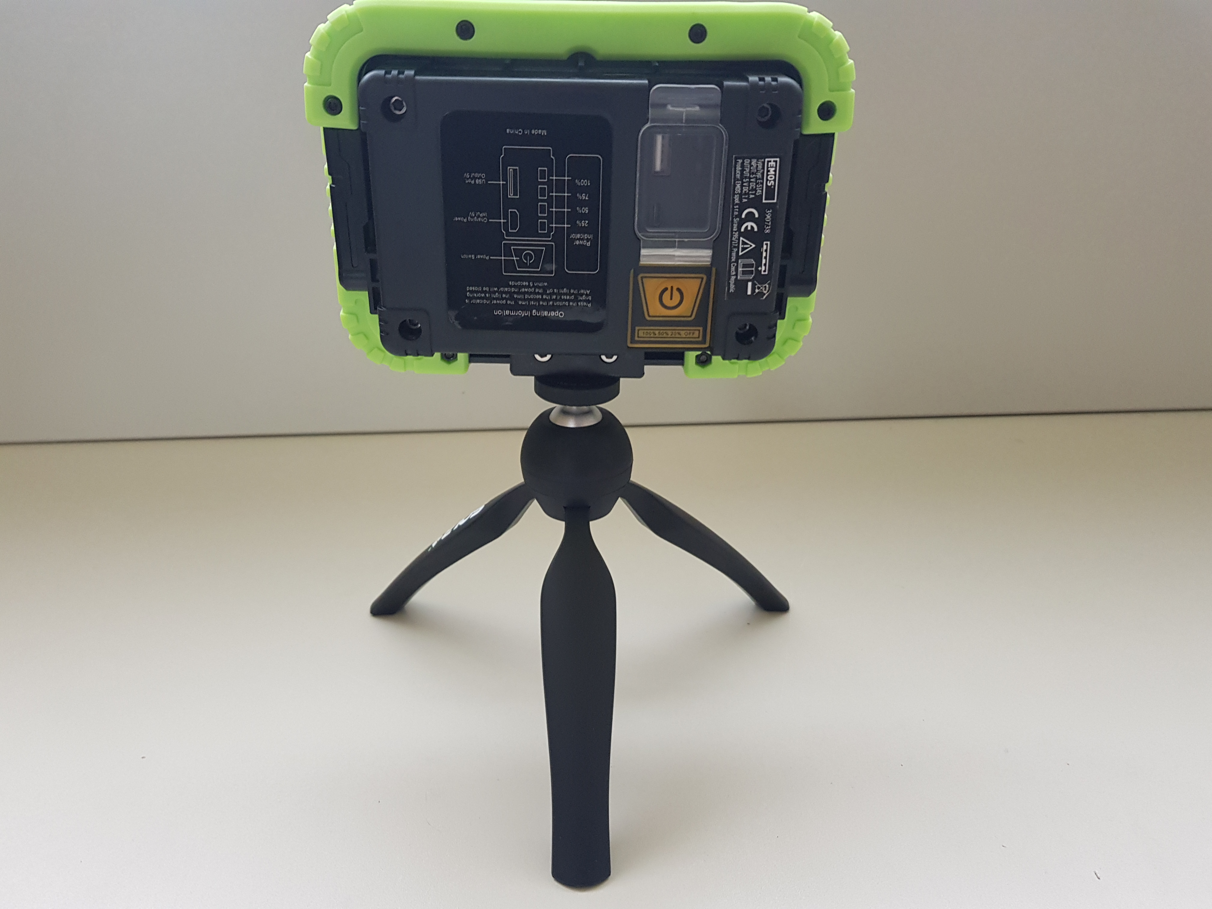 Nabíjecí reflektor LED (P4533 + COB LED) se stativem 