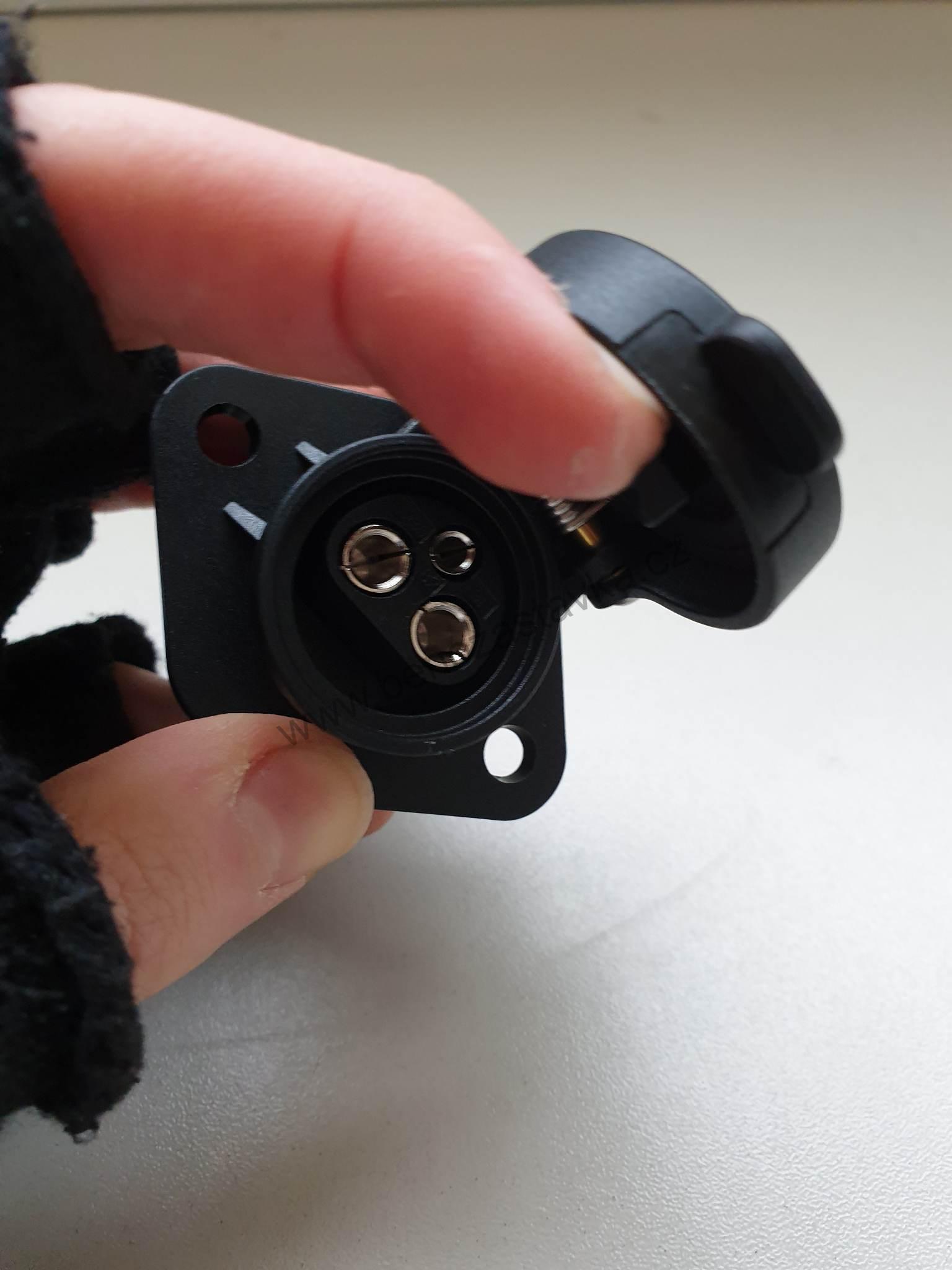 Zásuvka, 3-pólová, ploché kolíky GRANIT