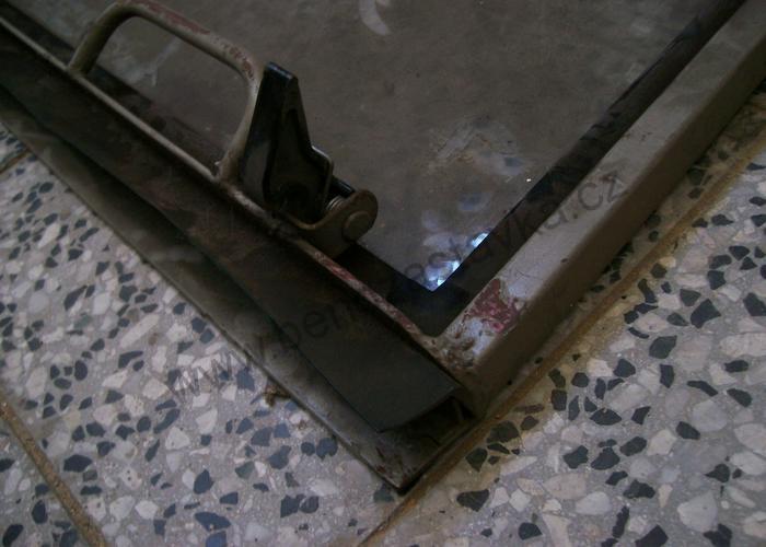 Zadní okno úplné - Zetor URII